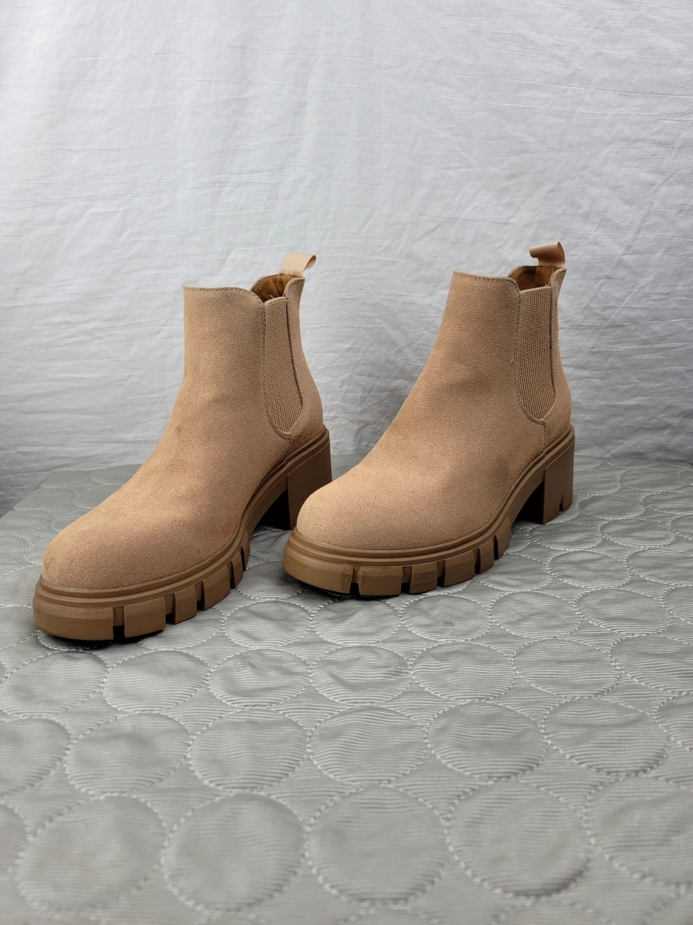Athlefit Women’s Beige Suede Chelsea Ankle Boots Pull On Lug Sole US 6.5